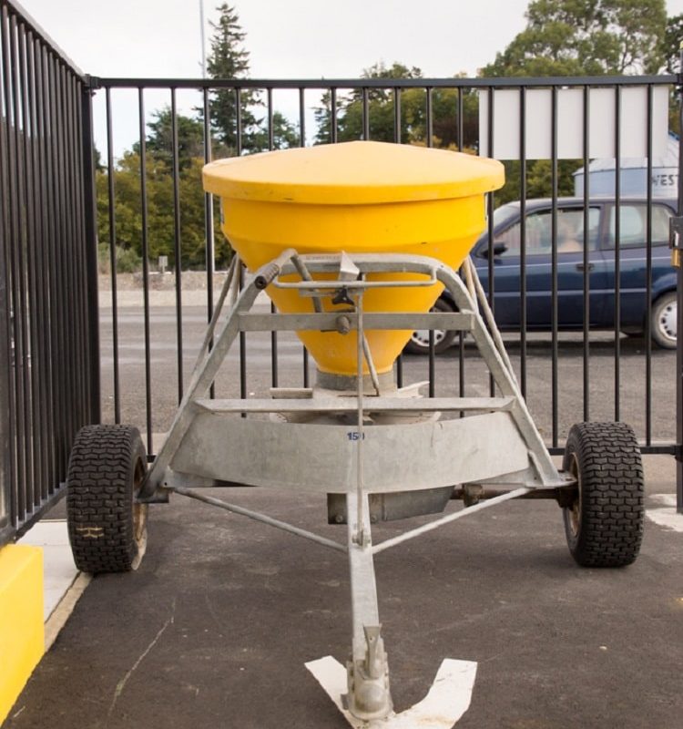 TOWABLE FERTILISER SPREADER